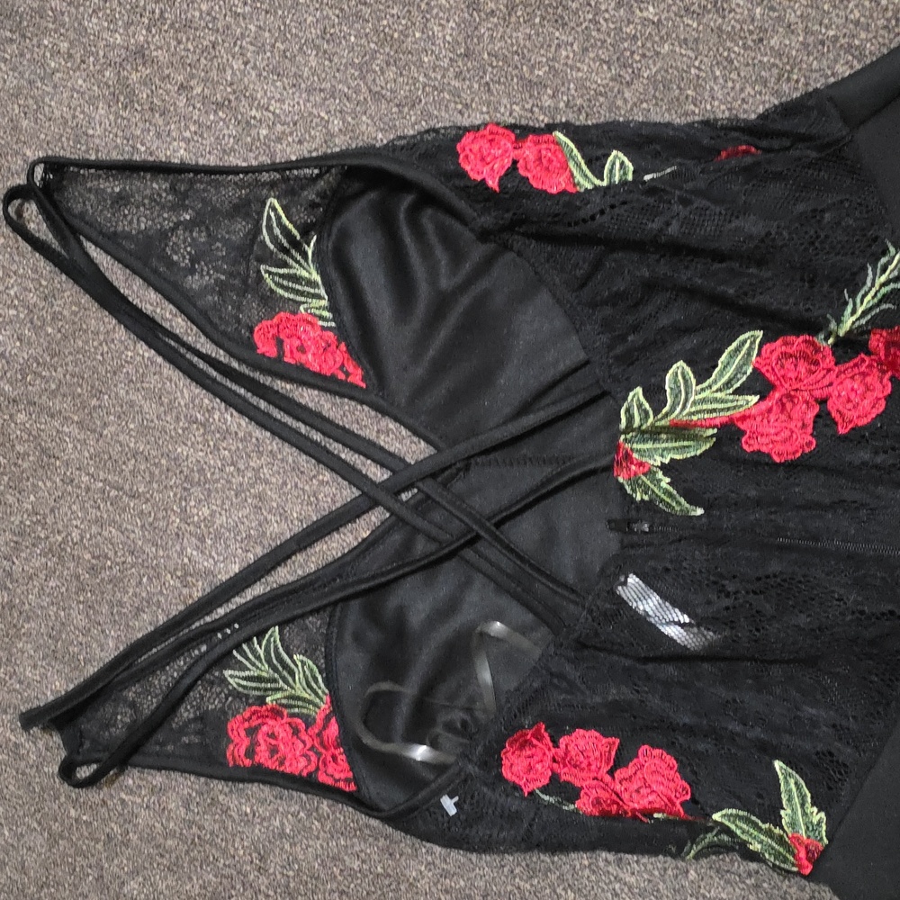 Elegant Black and Red Floral Lace Embroidered Cocktail Dress Spanish Inspired - Picture 4 of 7